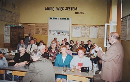 Kolega Janusz Kotlarczyk czyta w klasie okolicznościowe opracowanie 07.06.1994